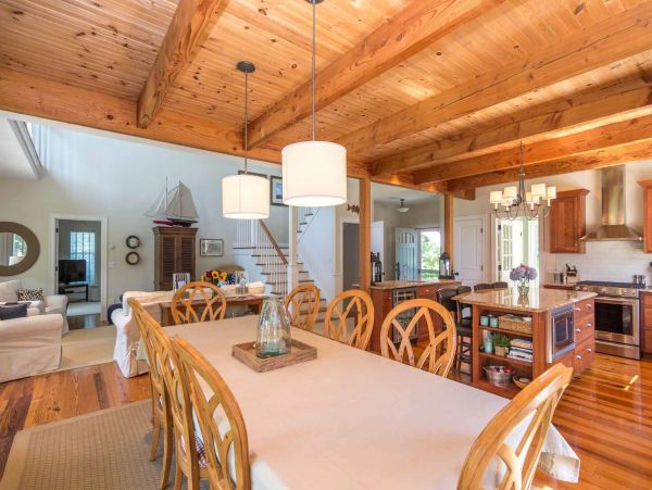 Cape Cod Home 994668