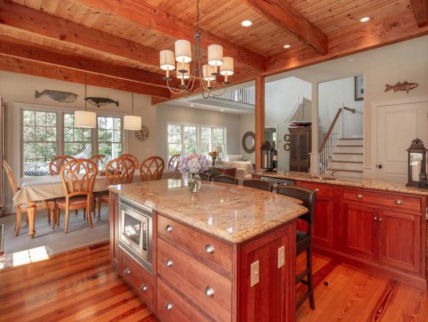Cape Cod Home 994668