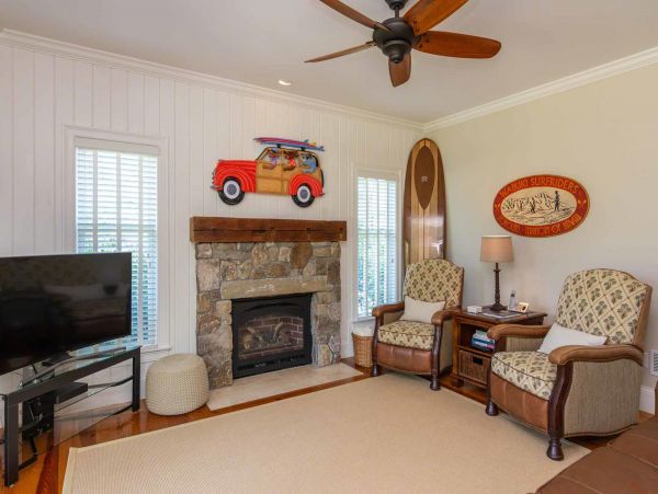 Cape Cod Home 994668