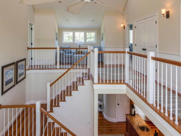 Cape Cod Home 994668