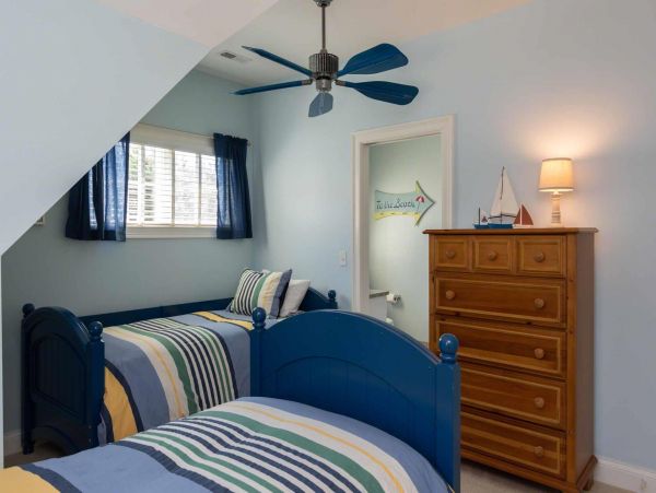 Cape Cod Home 994668
