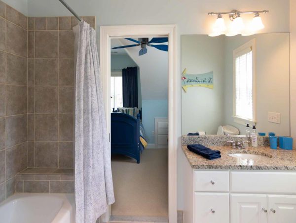 Cape Cod Home 994668