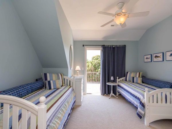 Cape Cod Home 994668