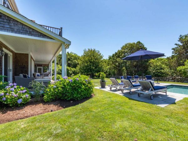 Cape Cod Home 994668