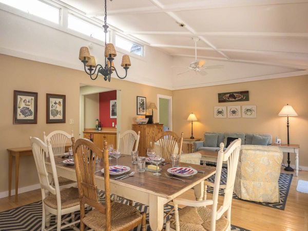 Cape Cod Home 994669