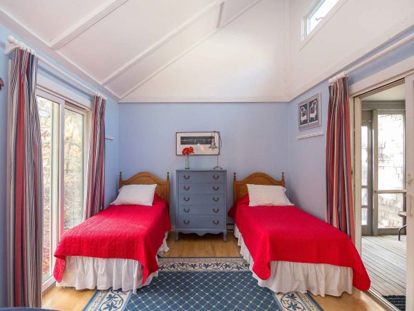 Cape Cod Home 994669