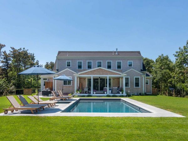 Cape Cod Home 994670