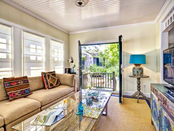 Cape Cod Home 994672