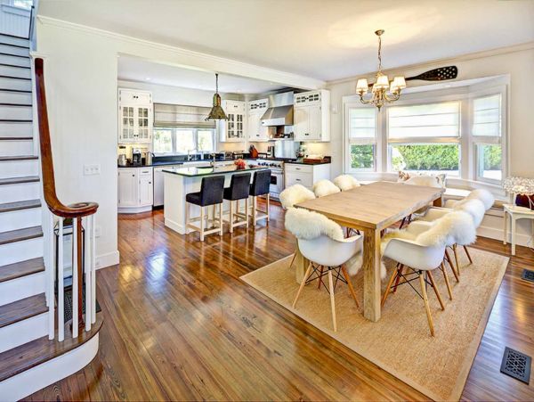Cape Cod Home 994672