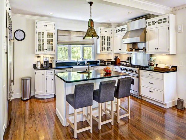 Cape Cod Home 994672