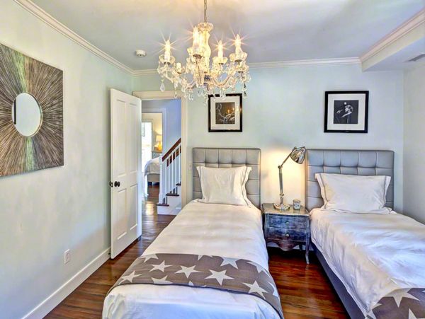 Cape Cod Home 994672