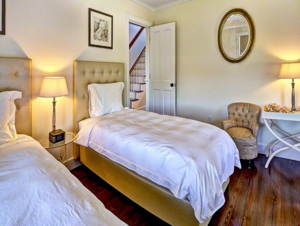 Cape Cod Home 994672