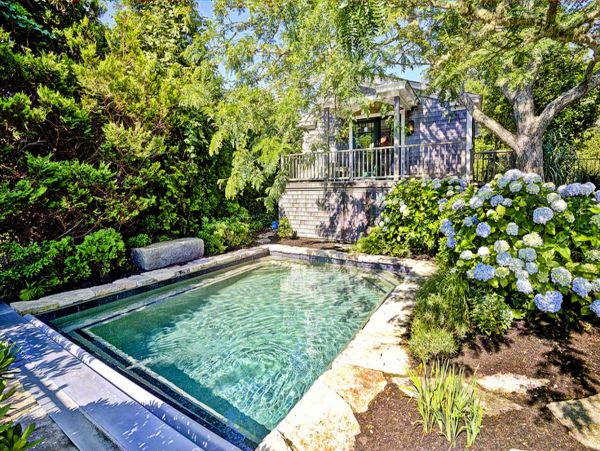 Cape Cod Home 994672