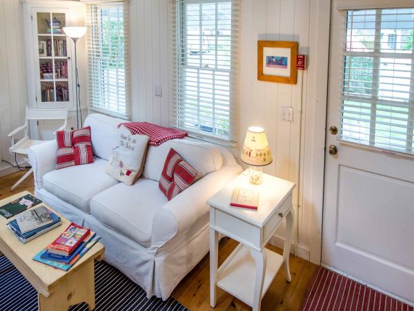 Cape Cod Home 994673