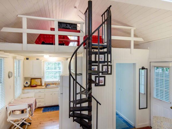 Cape Cod Home 994673