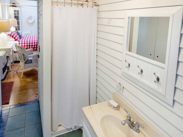 Cape Cod Home 994673
