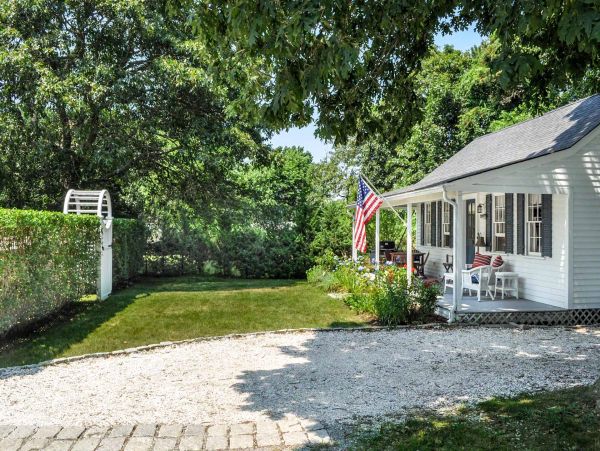 Cape Cod Home 994673