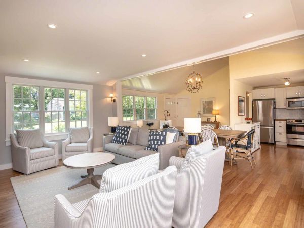 Cape Cod Home 994676