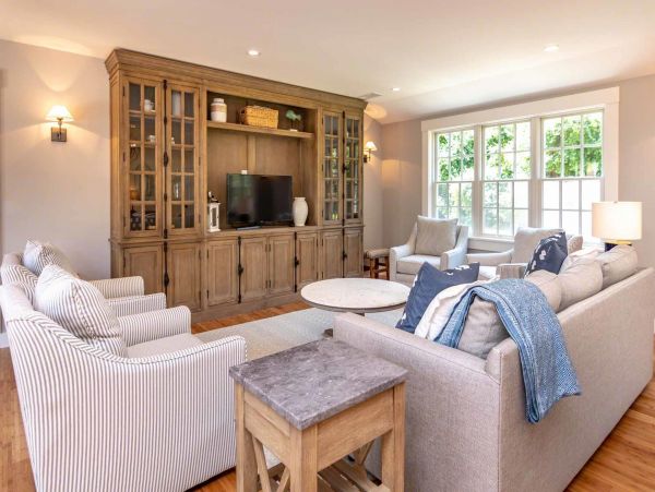 Cape Cod Home 994676