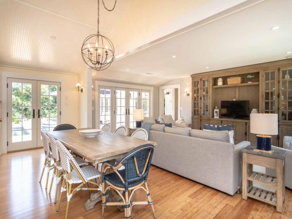 Cape Cod Home 994676