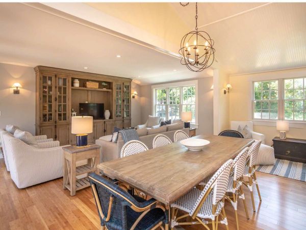 Cape Cod Home 994676