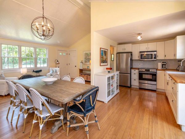 Cape Cod Home 994676