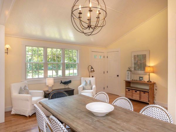 Cape Cod Home 994676