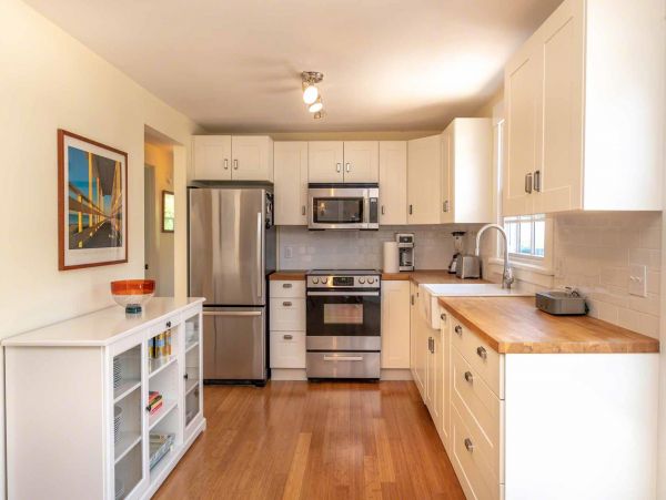 Cape Cod Home 994676