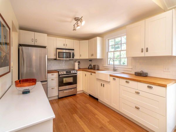 Cape Cod Home 994676