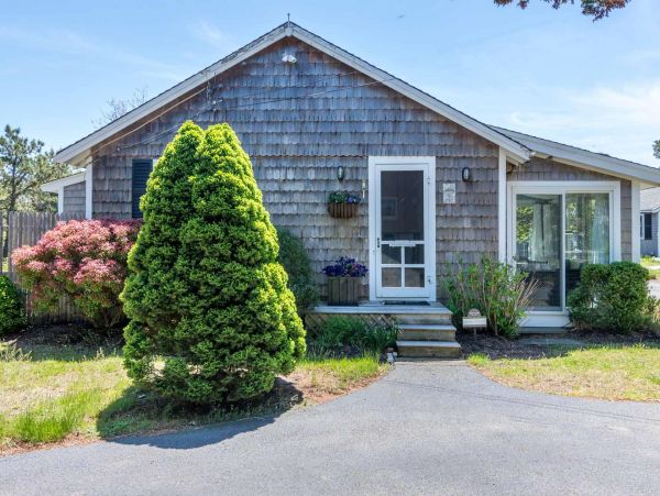 Cape Cod Home 994677