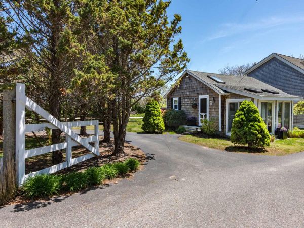 Cape Cod Home 994677