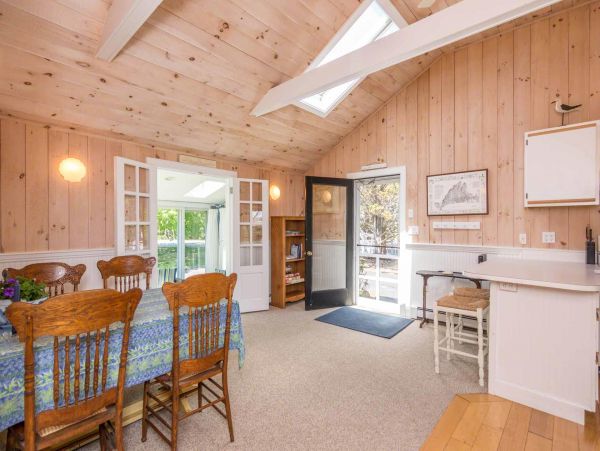 Cape Cod Home 994677
