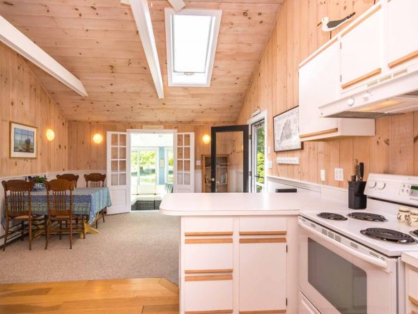 Cape Cod Home 994677