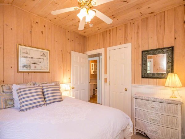 Cape Cod Home 994677