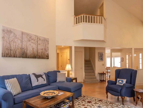 Cape Cod Home 994679