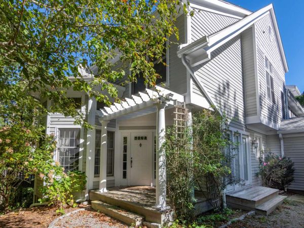 Cape Cod Home 994679