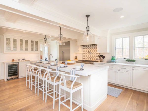 Cape Cod Home 994680