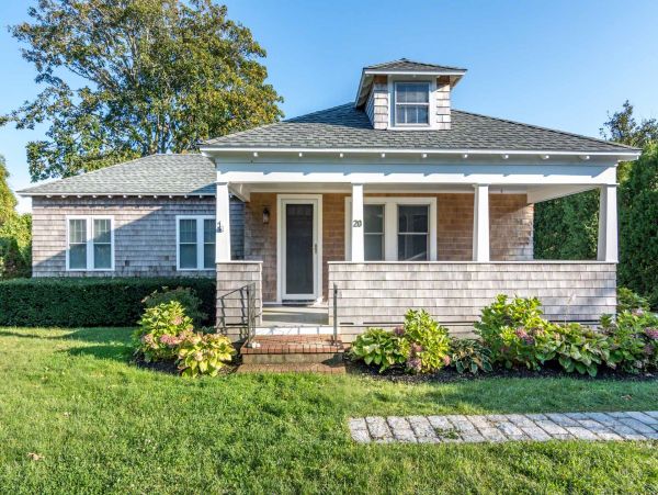 Cape Cod Home 994681
