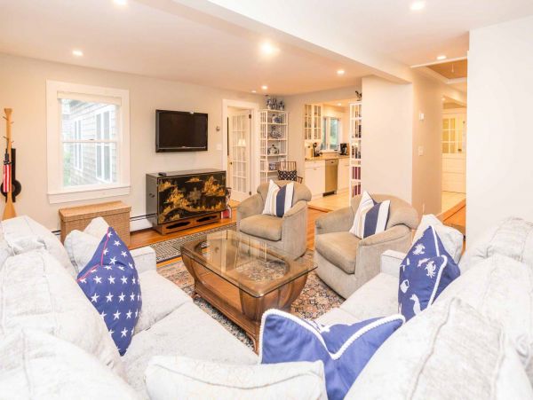Cape Cod Home 994681