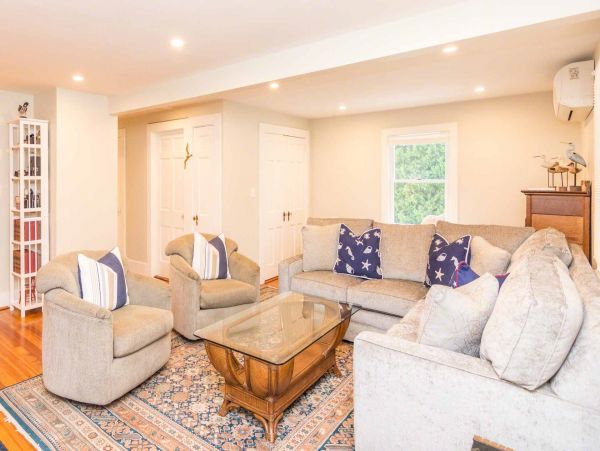 Cape Cod Home 994681