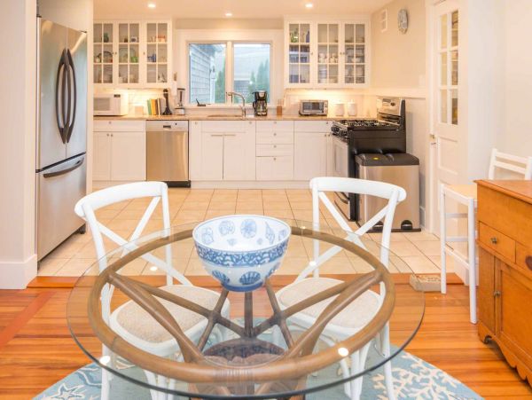 Cape Cod Home 994681