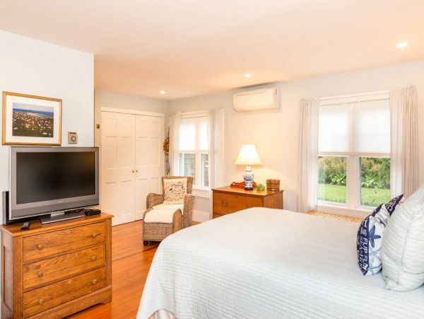 Cape Cod Home 994681