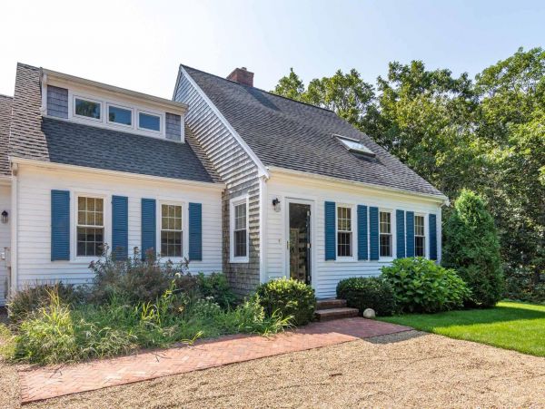 Cape Cod Home 994682