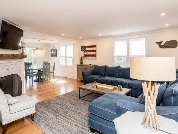 Cape Cod Home 994682