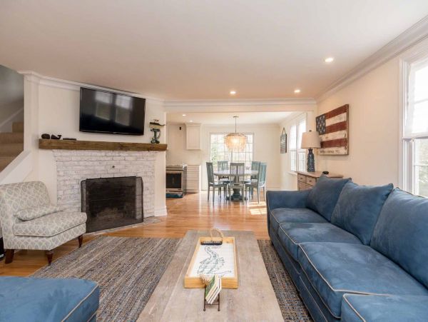 Cape Cod Home 994682
