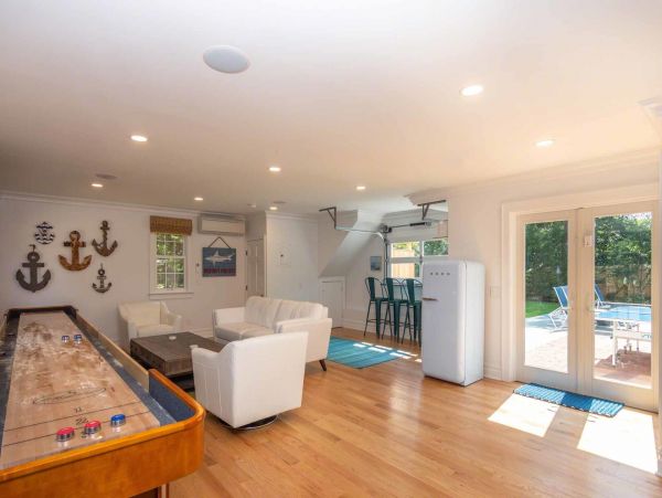 Cape Cod Home 994682