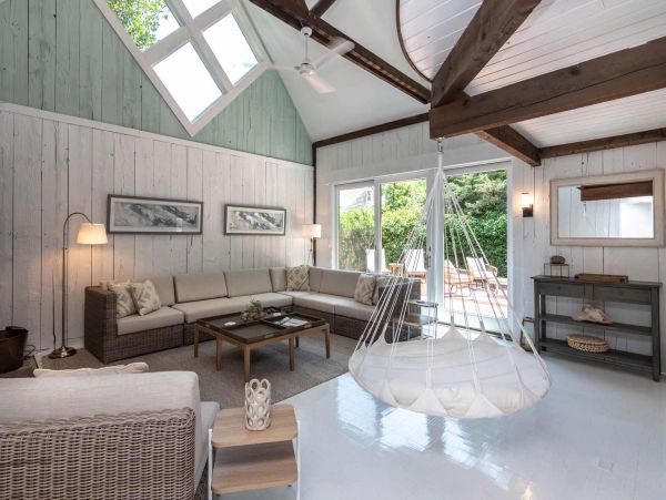 Cape Cod Home 994684
