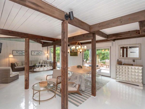 Cape Cod Home 994684