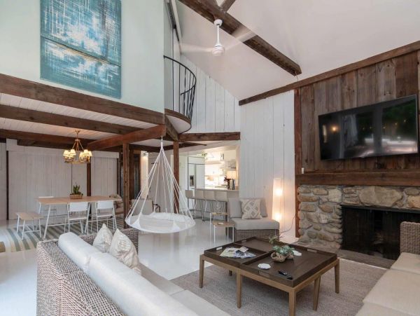 Cape Cod Home 994684