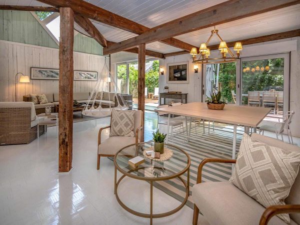 Cape Cod Home 994684